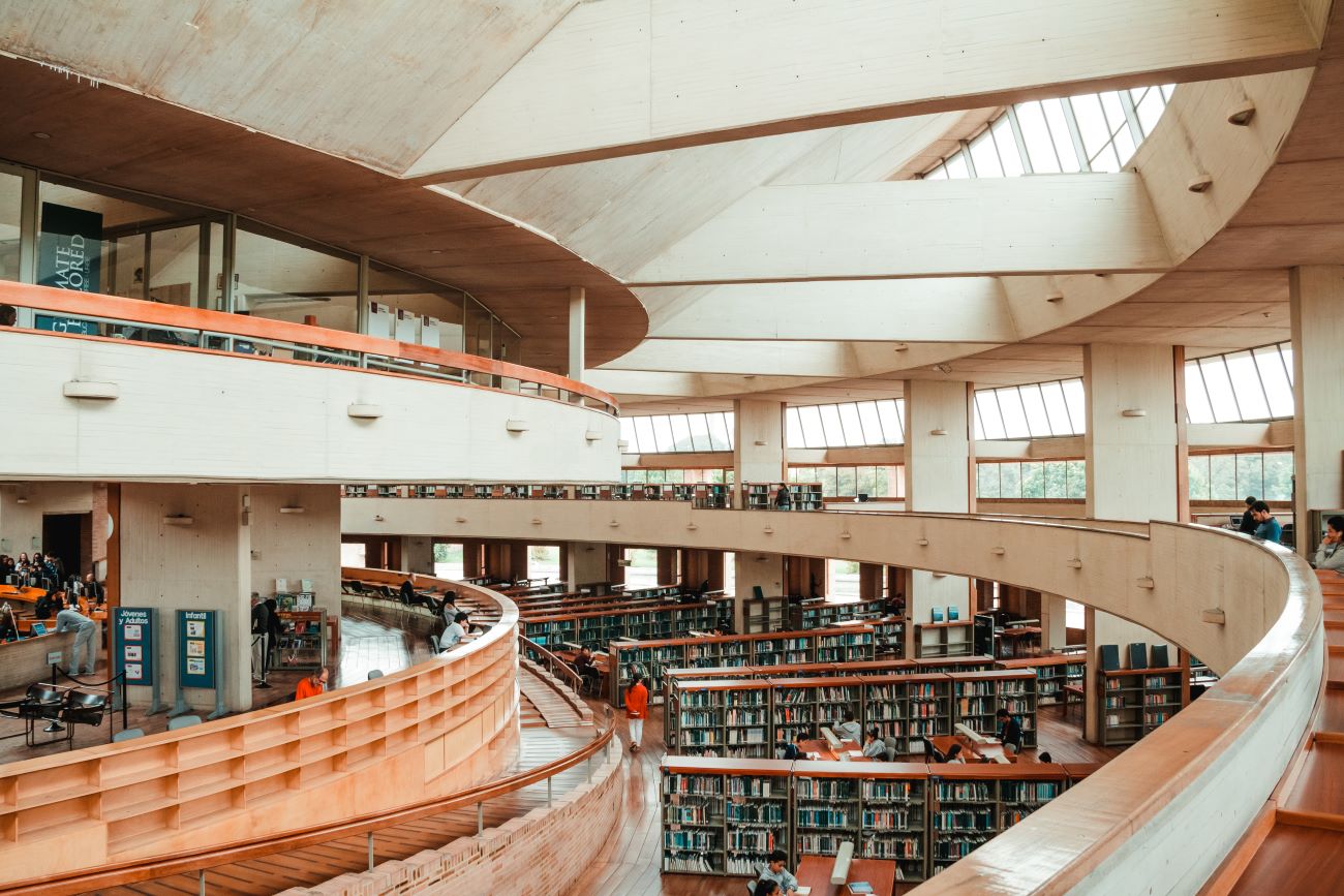 Interior de la biblioteca Virgilio Barco
