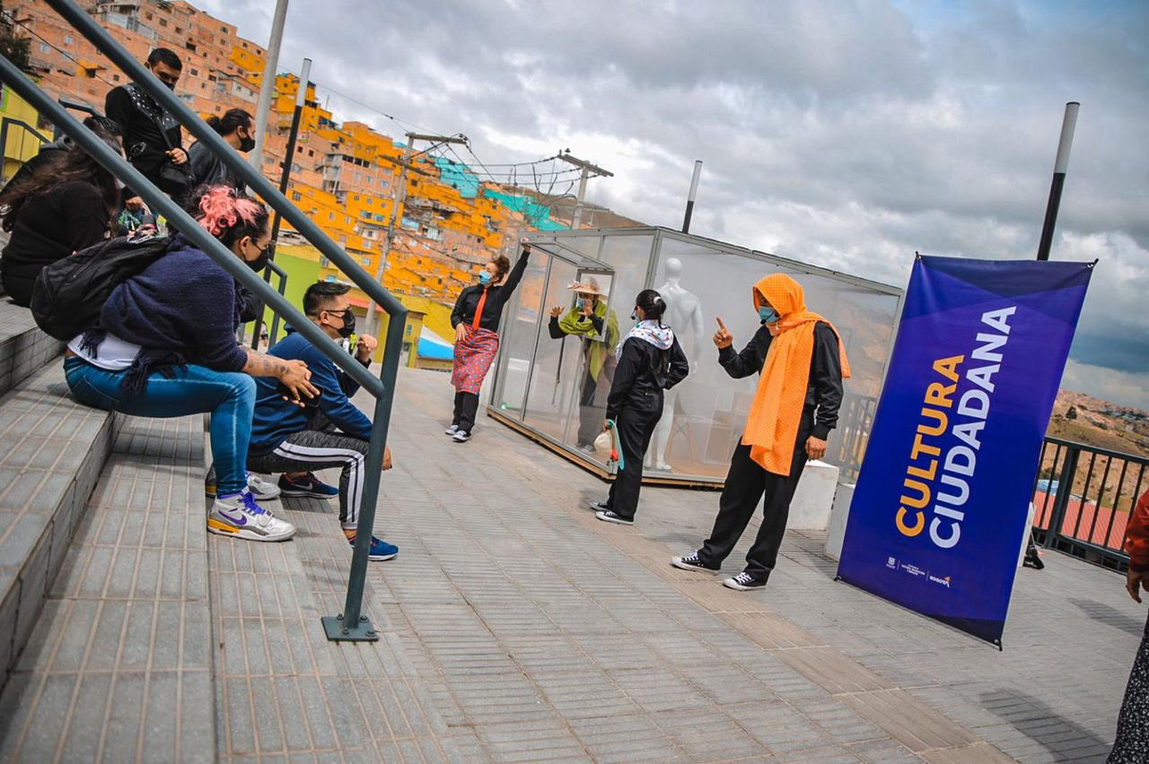 Personas viendo presentación teatral de cultura ciudadana