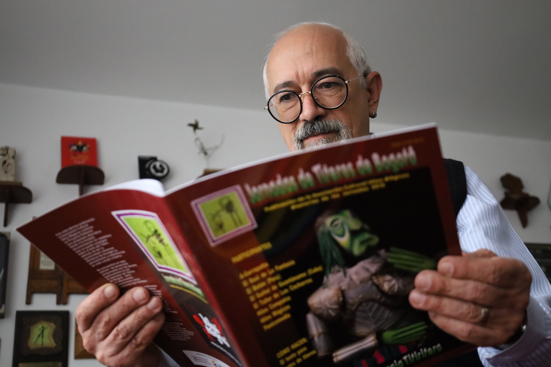 Hombre con gafas leyendo un libro