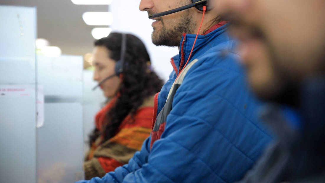 Personas en un call center Linea Calma