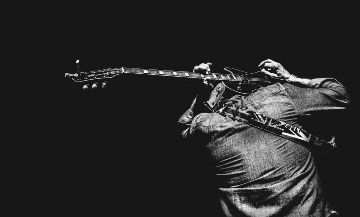 Músico tocando guitarra eléctrica