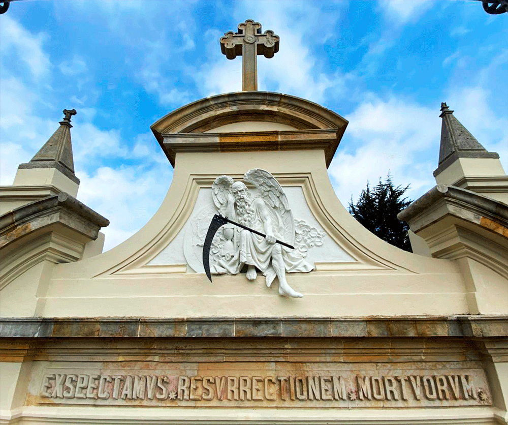 Fachada cementerio central Chronos