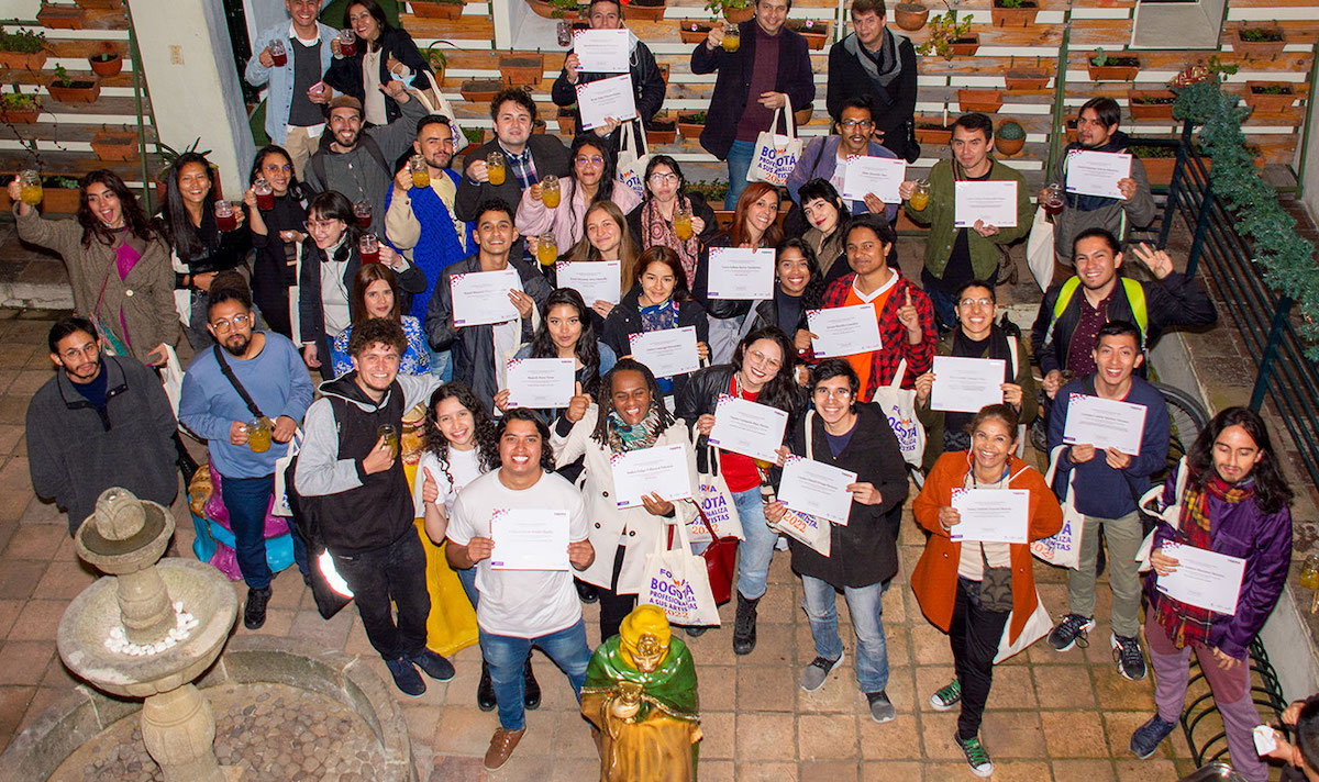 Fotografía de varias personas con diplomas en la mano