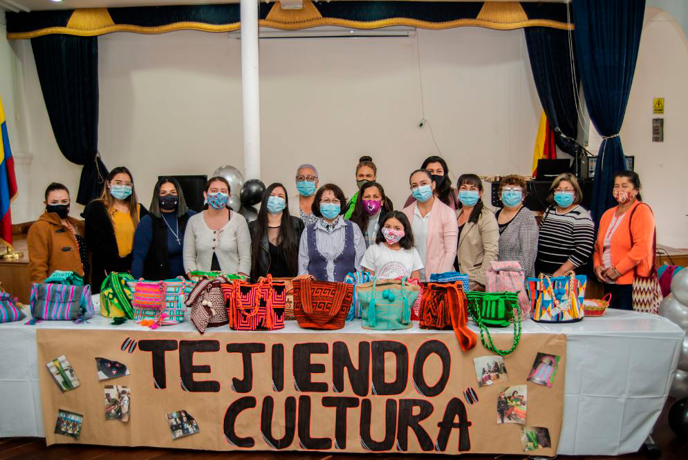 grupo de mujeres mirando a la cámara