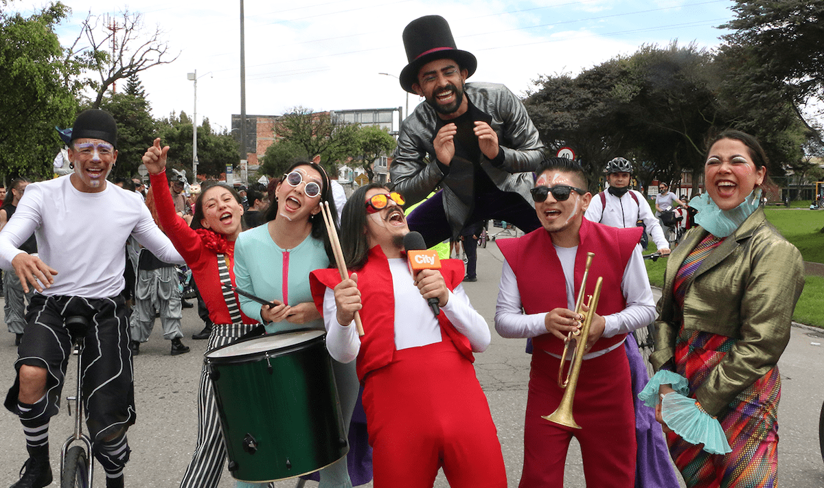Artistas en medio de comparsa