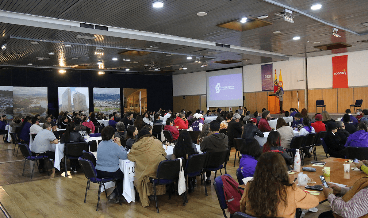 Personas en una conferencia en auditorio