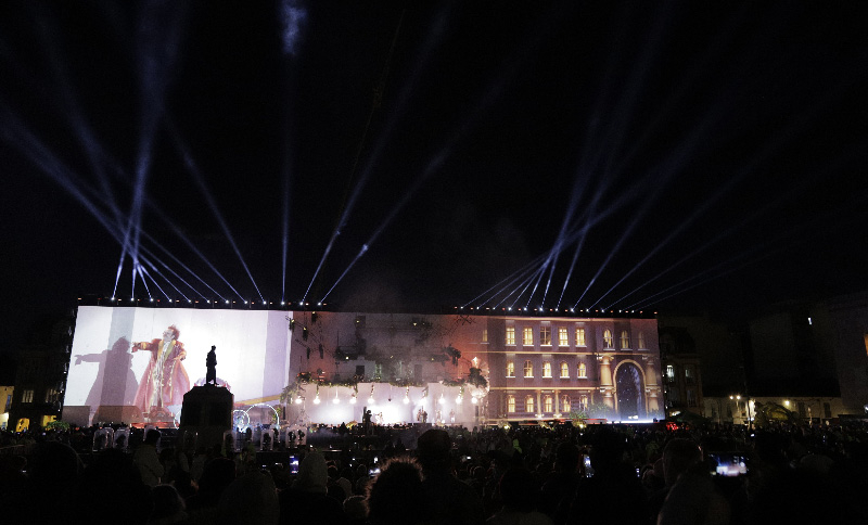 Plaza de Bolívar con un escenario en gran formato