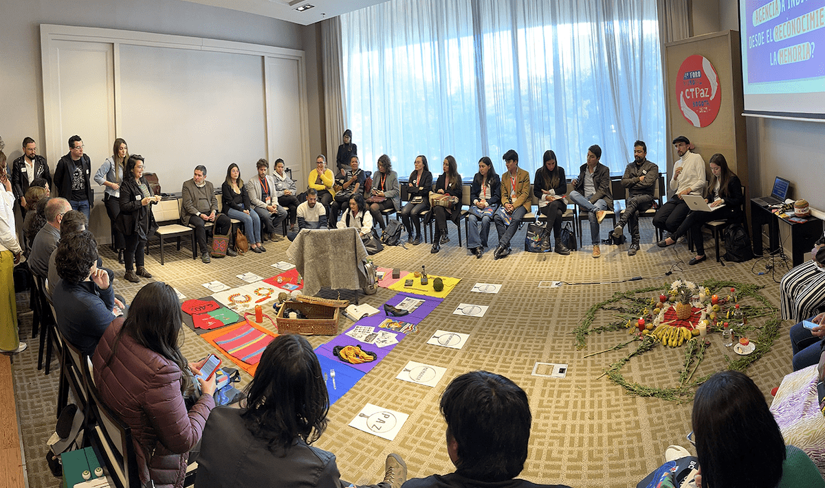 Grupo de gente reunida en un auditorio