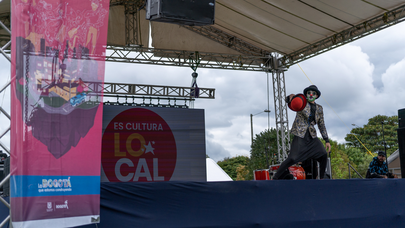 Hombre en un escenario