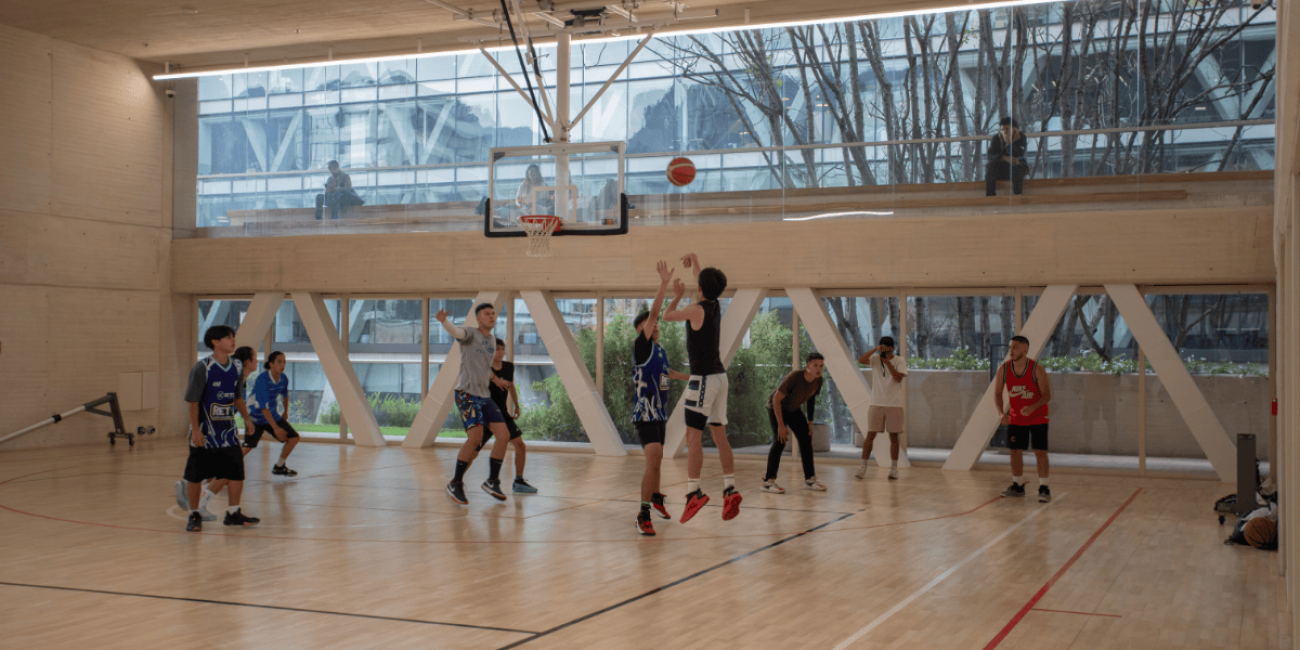 Fotografía de personas en un partido de baloncesto en la arena polivalente del Centro Felicidad Chapinero