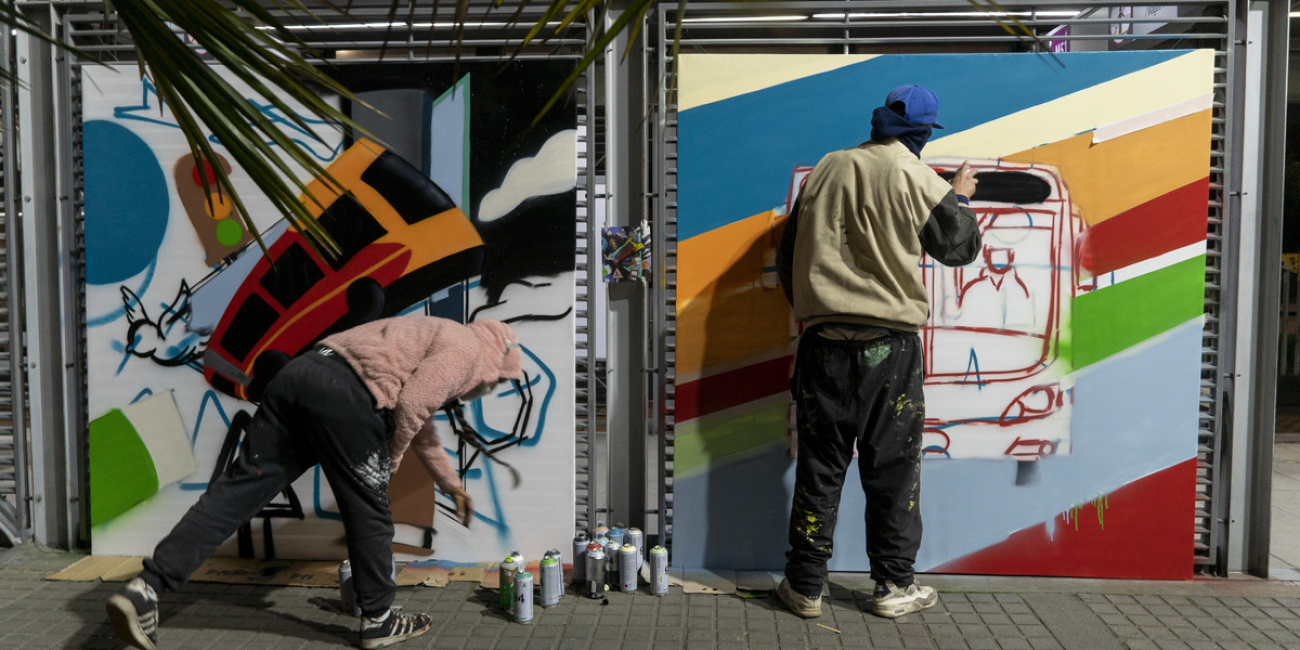 personas pintando