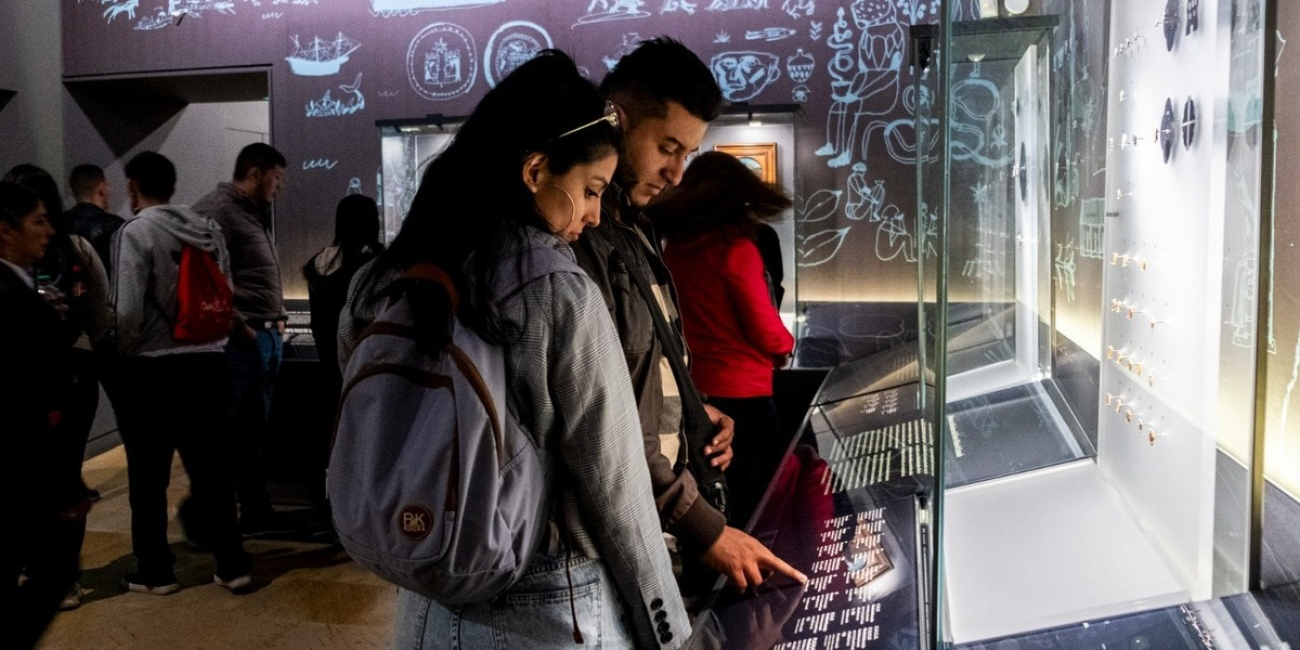 personas en museo