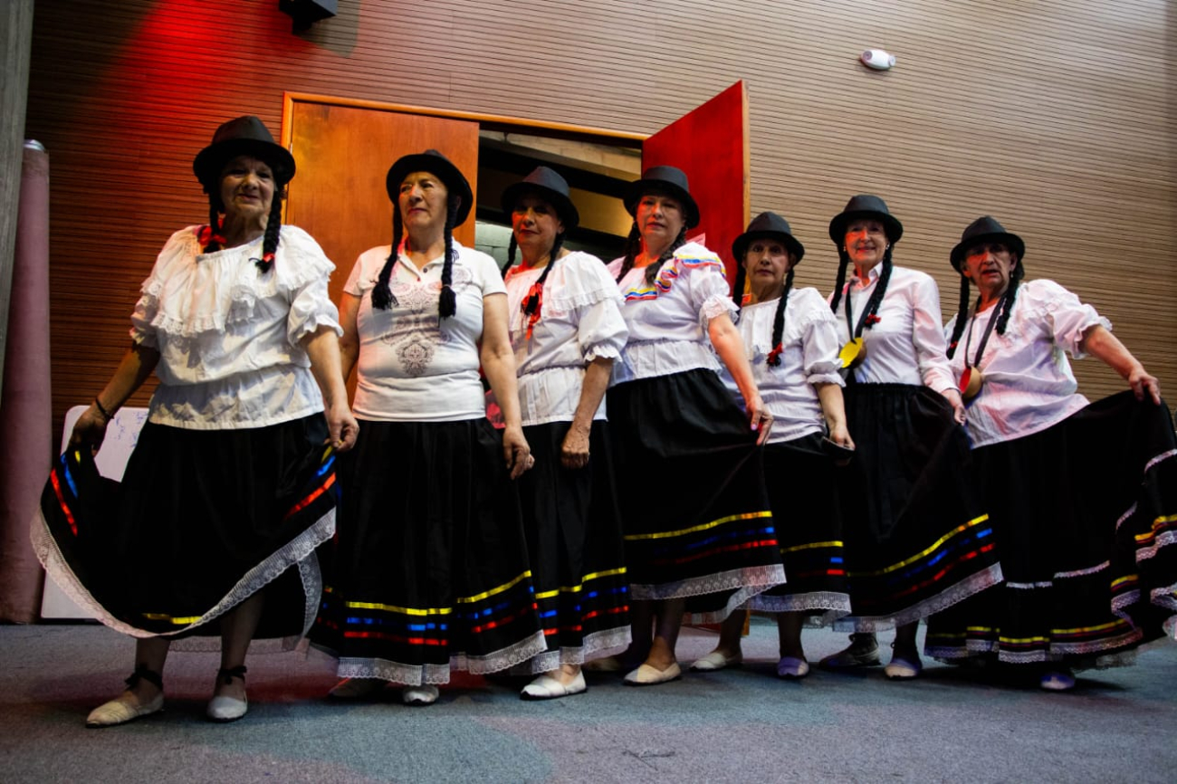 bailarines reunidos