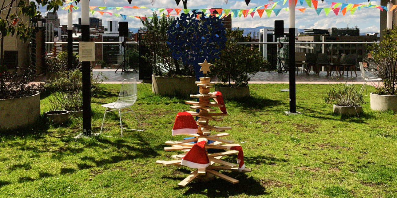 Fotografía de la terraza del centro felicidad chapinero con un arbol de navidad