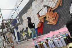 Artista pinta mural