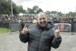 joven en concierto
