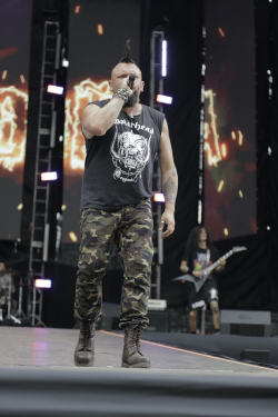 cantante con micrófono