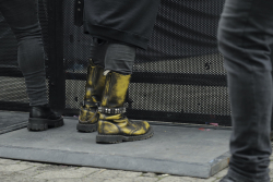 botas de joven en concierto
