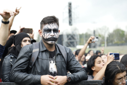 joven con cara pintada