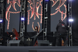 chica guitarrista en escenario