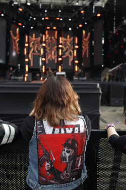 joven ve concierto en tarima