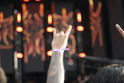 manos hacen señal de rock