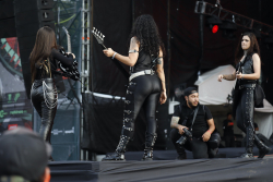 artistas en escenario