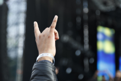 manos hacen señal de rock