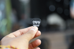 mano con cejilla de guitarra