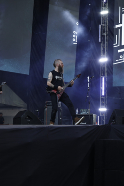 guitarrista en escenario