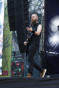 guitarrista en escenario
