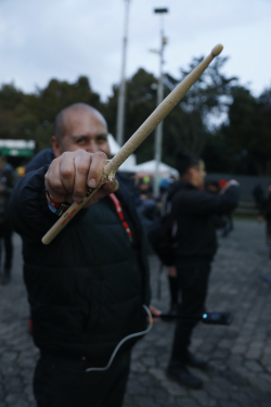 joven con baqueta de batería en la mano
