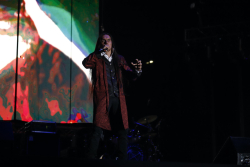 cantante en escenario