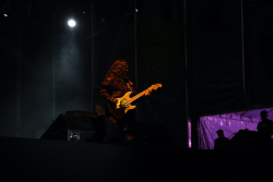 guitarrista en escenario