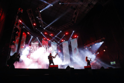 artistas en escenario, muchas luces