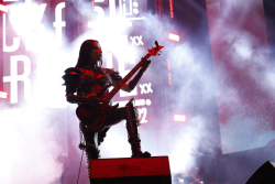 mujer guitarrista en escenario
