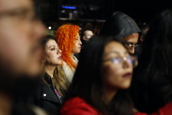 señora de cabello rojo en público