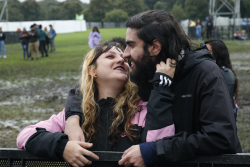 Chicos se saludan con beso