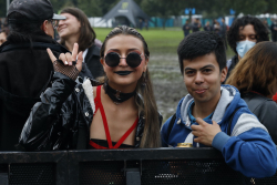 chica hace símbolo de rock con la mano