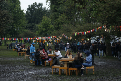 gente en zona de comida