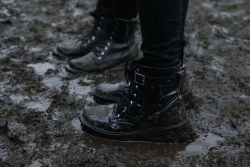Botas de chicos llenas de barro