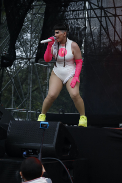 señora canta en escenario