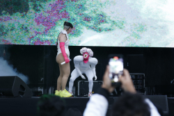 señora canta en escenario