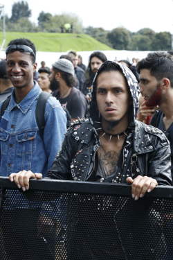 Joven en público observa escenario