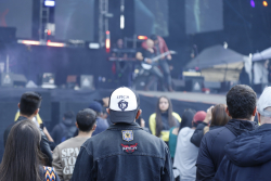 Joven en público observa escenario