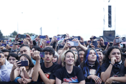 Publico toma fotos con celular