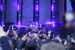 cantante en escenario con público