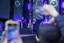 cantante en escenario con público