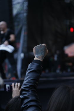 mano tatuada de espectador de concierto