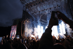 escenario de rock al parque con luces
